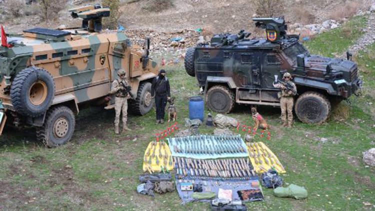 Hakkari'de, teröristlere ait 4 sığınakta mühimmat ve silahlar bulundu
