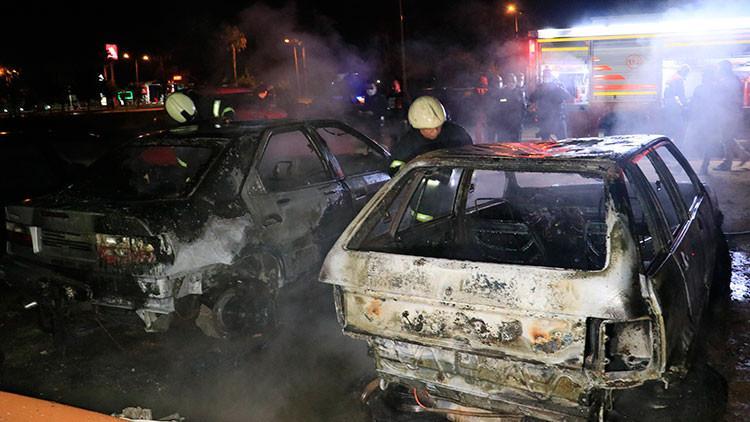 Adana'da boş arazideki hurda otomobiller yandı