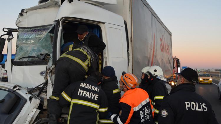 Aksaray'da TIR'a çarpan kamyonun şoförü, yarım saatlik çalışmayla kurtarıldı