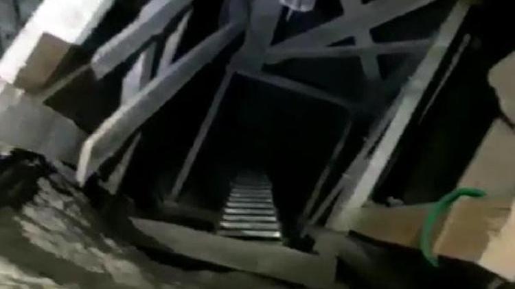 Evin salonunda 12 metre tünel kazmışlar! Yakalandılar