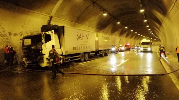 Tırın alev aldığı Bolu Dağı tünelinde İstanbul istikameti ulaşıma kapatıldı