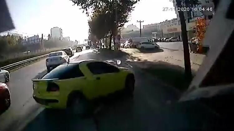 Bursada otomobilin park halindeki otomobile çarptığı kaza kamerada