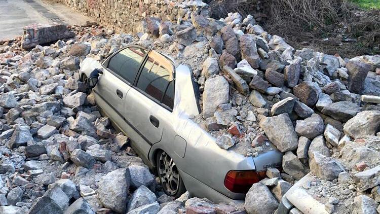 İzmirde depremin kalıntıları Konakta kaldı