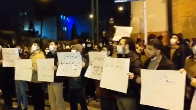 Tahranda öğrenciler İranlı nükleer fizikçiye suikastın ardından gösteri düzenledi