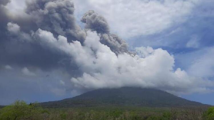 Endonezyadaki yanardağda iki gün sonra 2 patlama