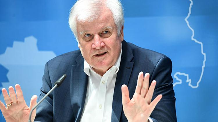 Seehofer, o örgütü de yasakladı