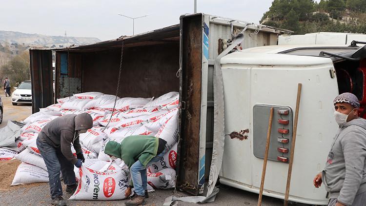 Burdur'da devrilen kamyonda yüklü yem çuvalları yola saçıldı