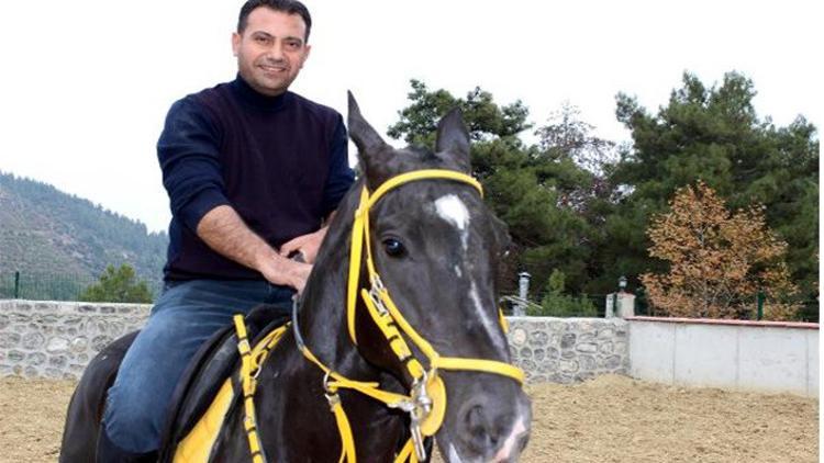 Yarış hayatı biten atlarla çocukluk hayalini gerçekleştirdi