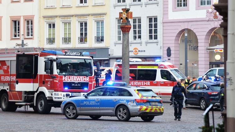 Arabayla kalabalığa daldı, 1'i bebek 5 kişi öldü