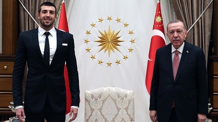 Cumhurbaşkanı Erdoğan rekortmen yüzücü Emre Sakçı'yı kabul etti