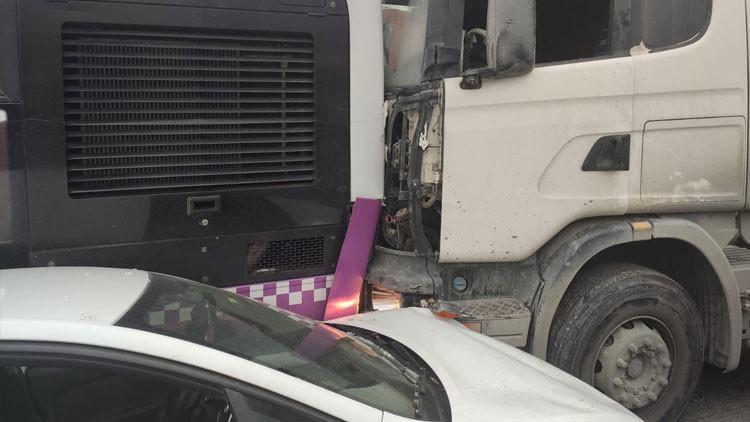 Son dakika... İstanbul'da zincirleme kaza! Hafriyat kamyonu otobüse çarptı