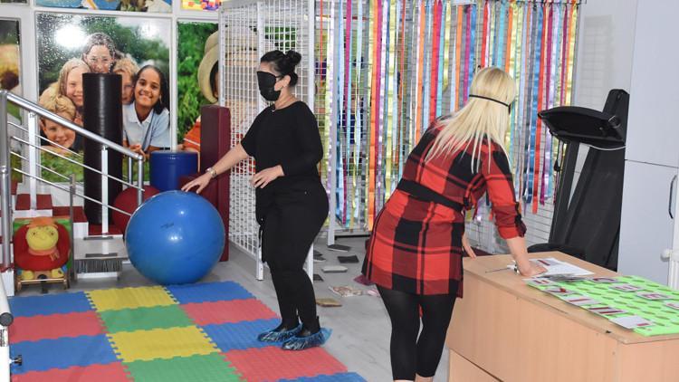 İzmir'de engelsiz bireyler farkındalık için engelleri aşmaya çalıştı