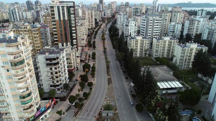Adana’da cadde ve sokaklar sessizliğe büründü