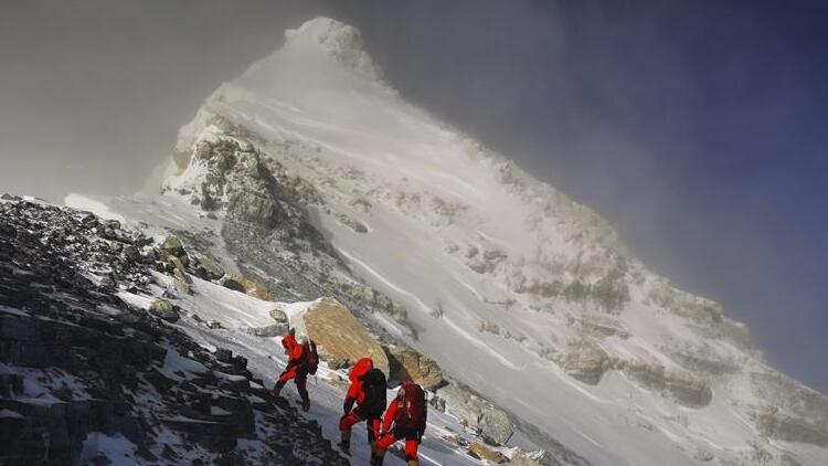 Everest Dağının, yeni yapılan ölçümlerde 73 santim daha uzun olduğu belirlendi