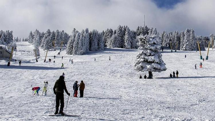 Uludağ'daki kar yağışı turizmcileri sevindirdi