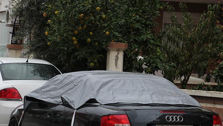 Son dakika haberleri... Antalya'da 'turuncu alarm' verildi! Araçları naylon, kilim ve brandalarla örttüler