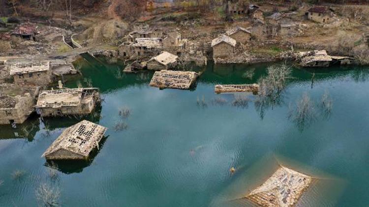 Isparta'da baraj suları altında kalan evlerin görüntüsü ilgi çekiyor