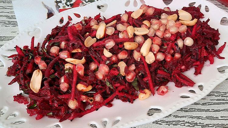 Yılbaşı sofralarınıza çok yakışacak: Ayvalı pancar salatası