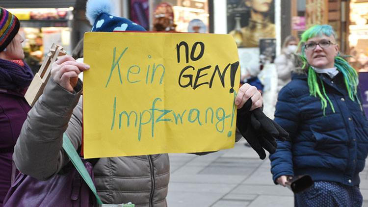 Aşı karşıtları Kahramanlar Meydanı'nda toplandı