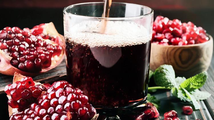 Virüs ve bakterilerin vücuda girmesini önlüyor! Nar suyu, tam bir şifa deposu…