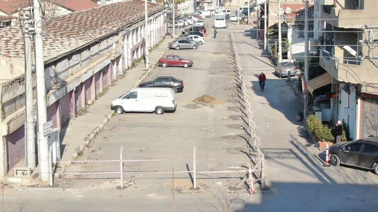 Son dakika... İzmir'de akılalmaz olay! 'Sokak benim' diyerek trafiğe kapattı