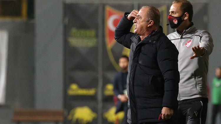 Galatasaray'da Fatih Terim savunmasını kendi yapacak!
