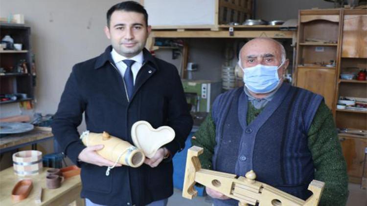 Ahmet usta, gençlere ahşap oymacılığını öğretecek