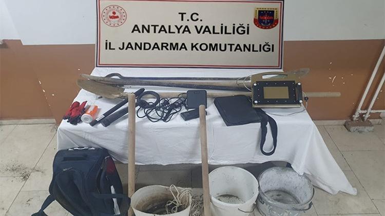 Antalya'da kaçak kazıya suçüstü