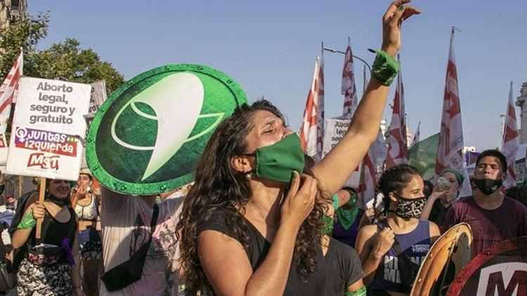 Arjantin'de kürtajı yasallaştıran yasa onaylandı!