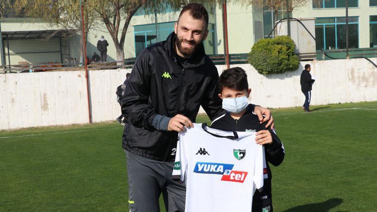 Denizlisporlu Mustafa Yumlu'dan takıma gözyaşlarıyla destek veren minik taraftara forma hediyesi