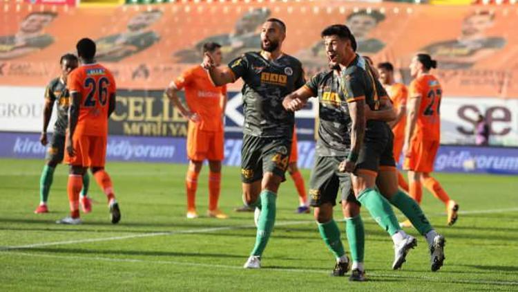 Süper Lig'in son şampiyonu Başakşehir galibiyeti unuttu