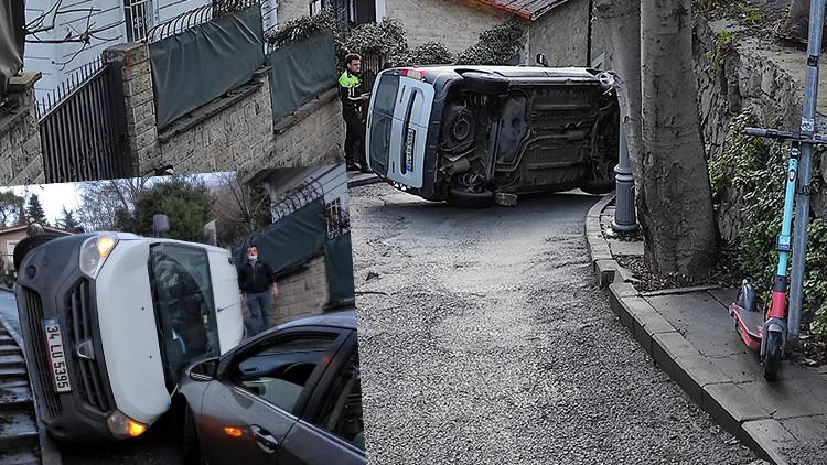 Bebek'te kaza! Hafif ticari araç otomobilin üzerine böyle devrildi