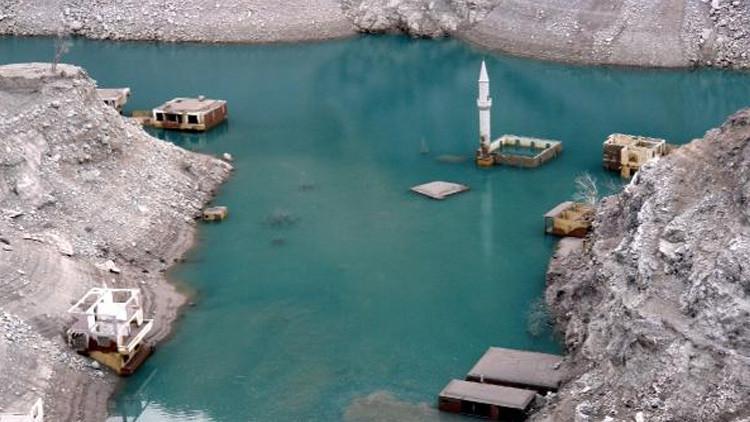 Baraj suları çekildi, köy ortaya çıktı