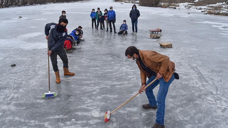 Köylülerin buz tutan Kars Çayı'nda "curling" keyfi