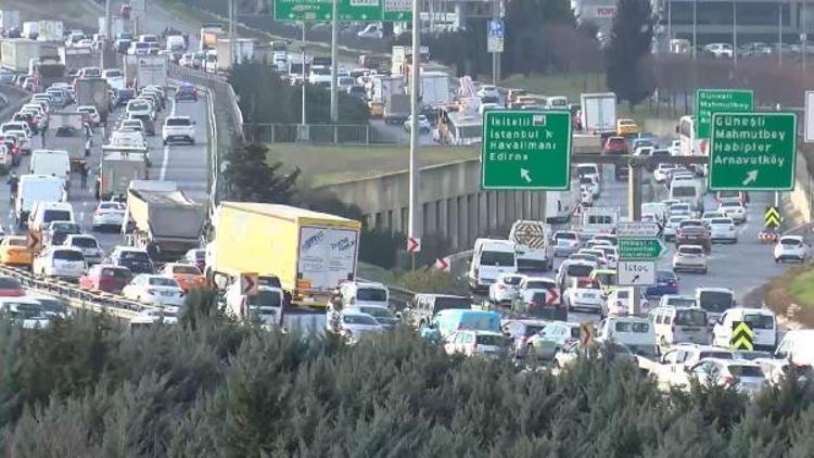 İstanbul'da kısıtlamaya saatler kala trafik kilit