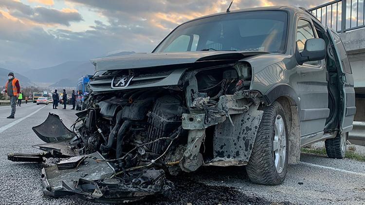 Araçların hurdaya döndüğü kazada şans eseri ölen ya da yaralanan olmadı