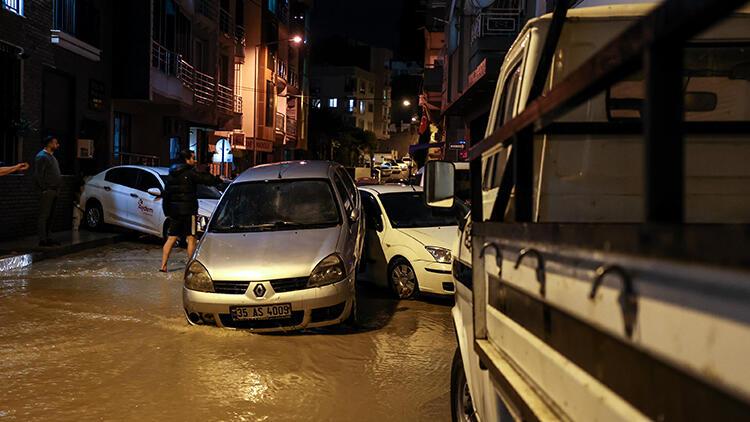 İzmir'i yağmur vurdu! Araçlar birbirine girdi