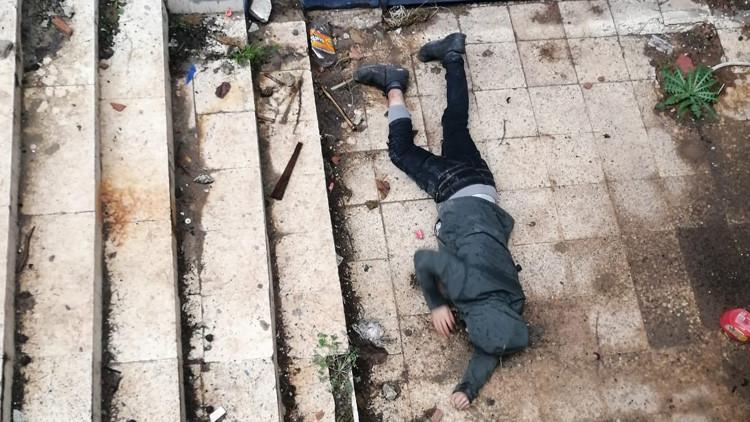 Tutuklanan şüpheli karakolda tuvalet camından firar etmeye çalışınca... Böyle bulundu
