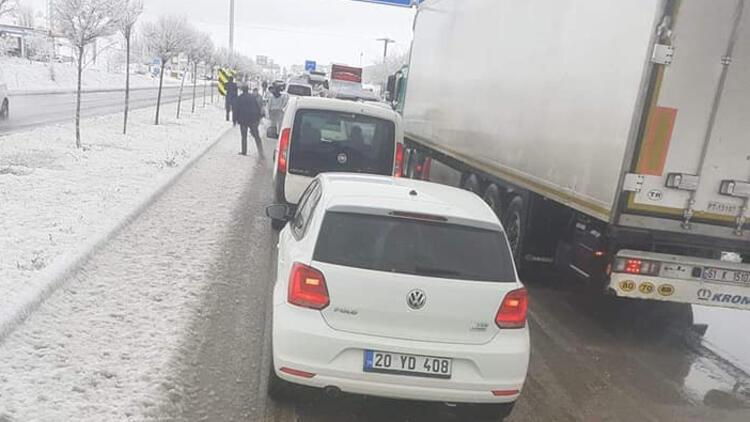 Afyonkarahisar - Antalya karayolu kar yağışı nedeniyle bir süre kapandı