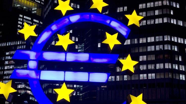 Euro Bölgesi, aşıdaki yavaş seyirle "çift dipli resesyonun" eşiğinde