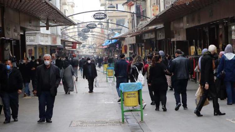 Gaziantep'te soğuk havaya rağmen çarşılar doldu