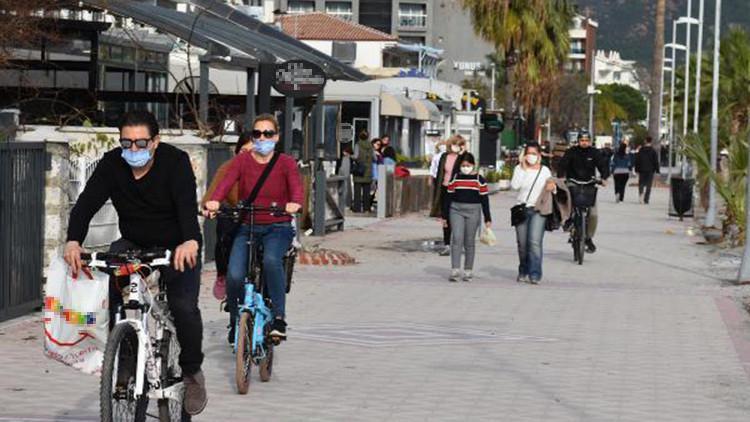 Marmaris'te güneşi gören sahile akın etti
