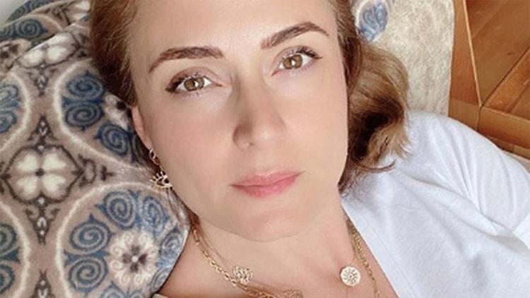 Ceyda Düvenci takipçileriyle dertleşti: Yılın ilk üç günü odama kapanıp ağladım!
