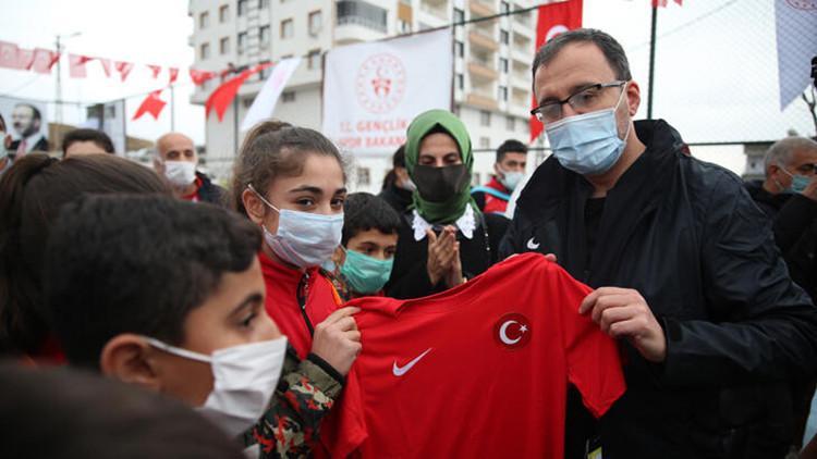 Gençlik ve Spor Bakanı Kasaoğlu'ndan Siirtli çocuklara çifte sürpriz!