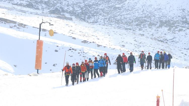 Kurduğu kulüp ve derneklerle binlerce kişiyi 'zirveye' taşıdı