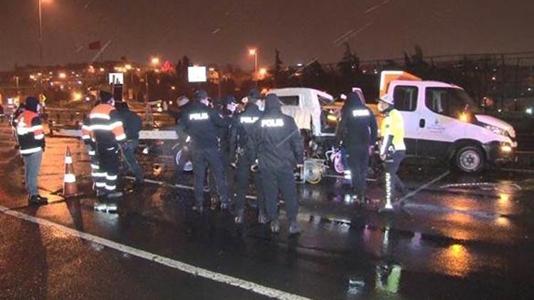 Oto kurtarıcı yol bakım kamyonuna çarptı: 2 ölü