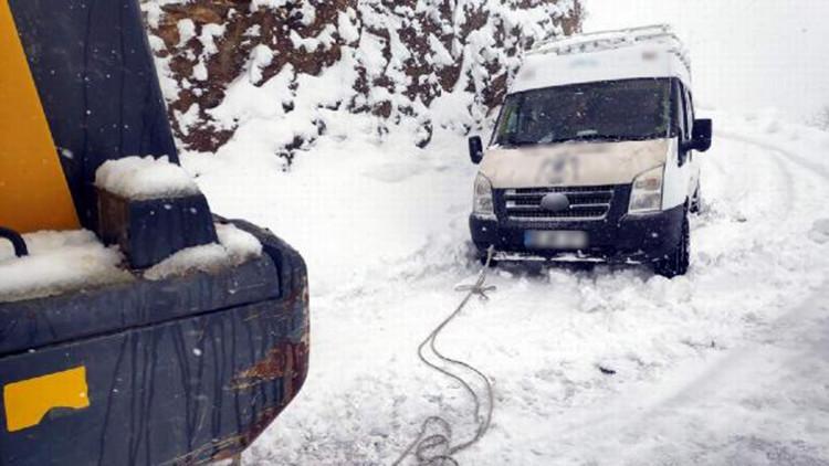 Siirt'te, karda kalan minibüs ve 8 kişi kurtarıldı