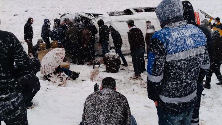 Diyarbakırda feci kaza Kar yağışı sonucu devrildi... 22 yaralı