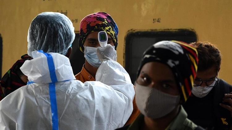 Hindistan'da son 24 saatte Kovid-19 vaka sayısı 15 bini aştı