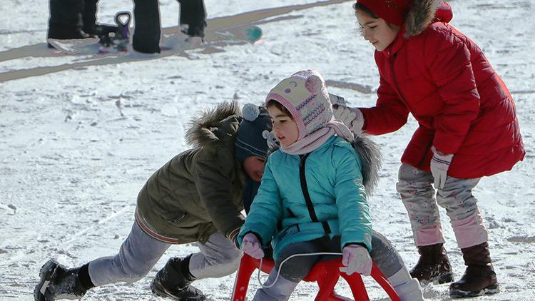 Yarıyıl tatilindeki öğrenciler, kayak pistlerinde stres atıyor
